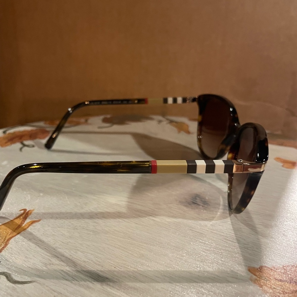 Burberry Sunglasses with Black and Cream Highlights - Picture 6 of 8